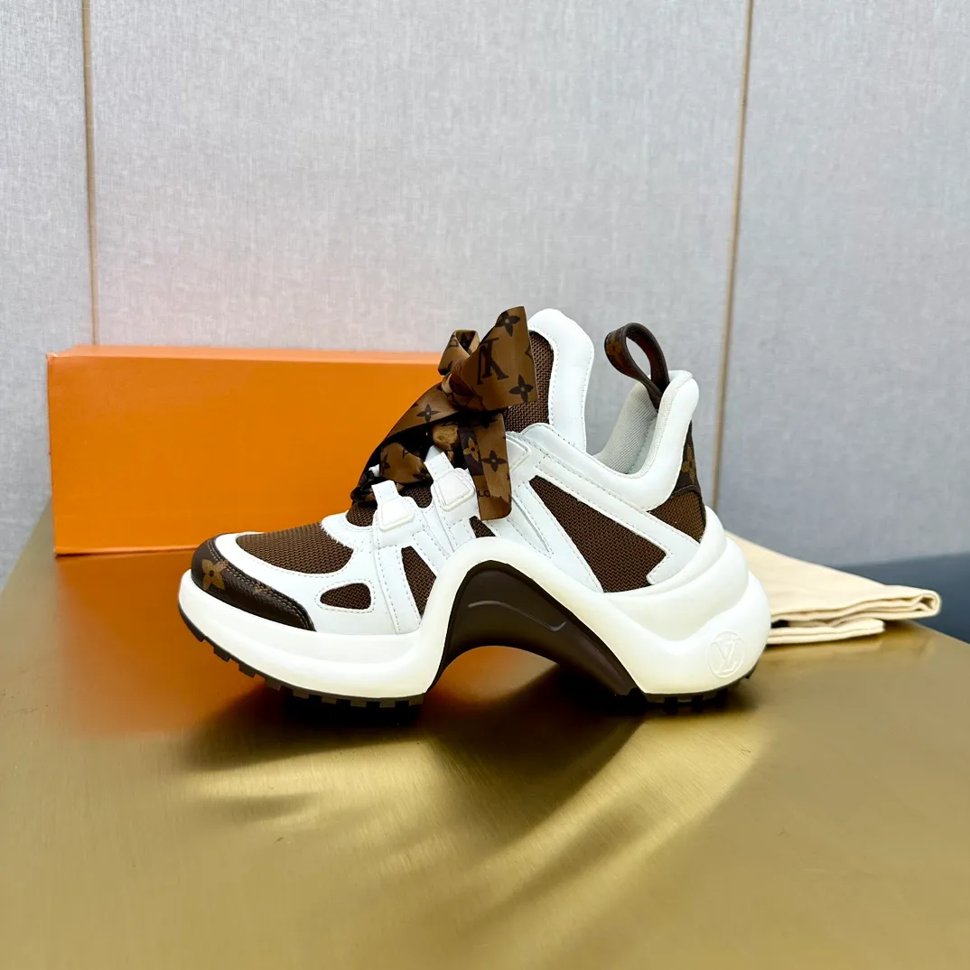 👟👟Ex-factory price 760👟👟LV donkey brand casual sports dad shoes. The bold and avant-garde design➕the distinctive wavy outsole is charming in the entire fashion circle. It is synonymous with new trends and trends. It is to be called the coolest casual sports shoe in history. Whoever wears it will become the most handsome person who turns heads. The height of the heel is about 5.5cm, and the heel is about 8mm.  🌸Imported fabrics🐂leather➕Imported🐐leather➕Imported T👟👟Ex-factory price U splicing 🌸Inner lining imported mesh fabric➕Cowhide lining Outsole vacuum foaming and T👟👟Ex-factory price U combination 🌸 Size women's size 35-41